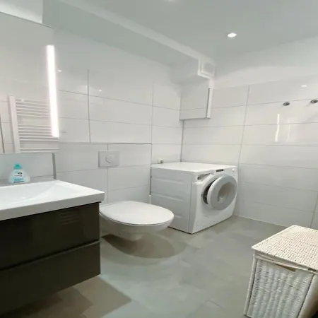 Im Zentrum Kudamm, West *